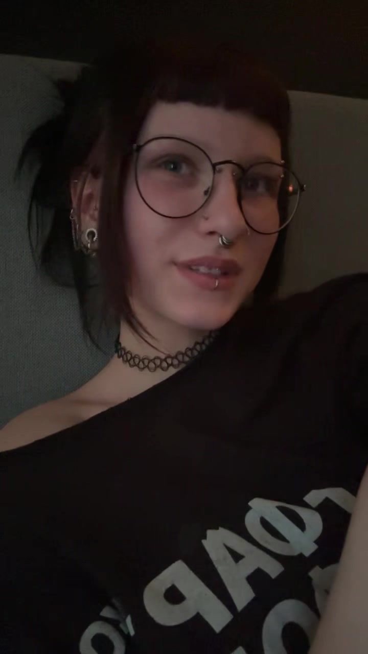 @>_<