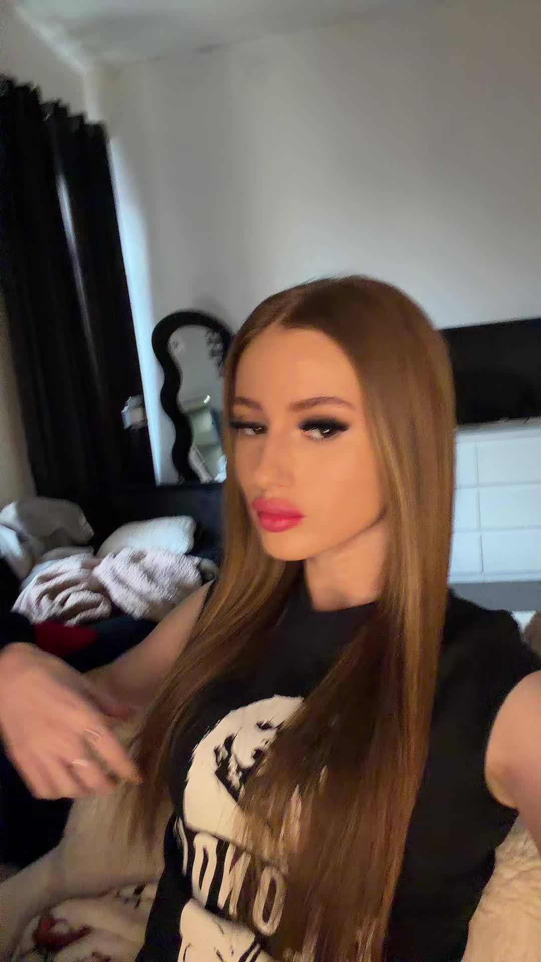 @ell 👩&zwj;❤️&zwj;💋&zwj;👩