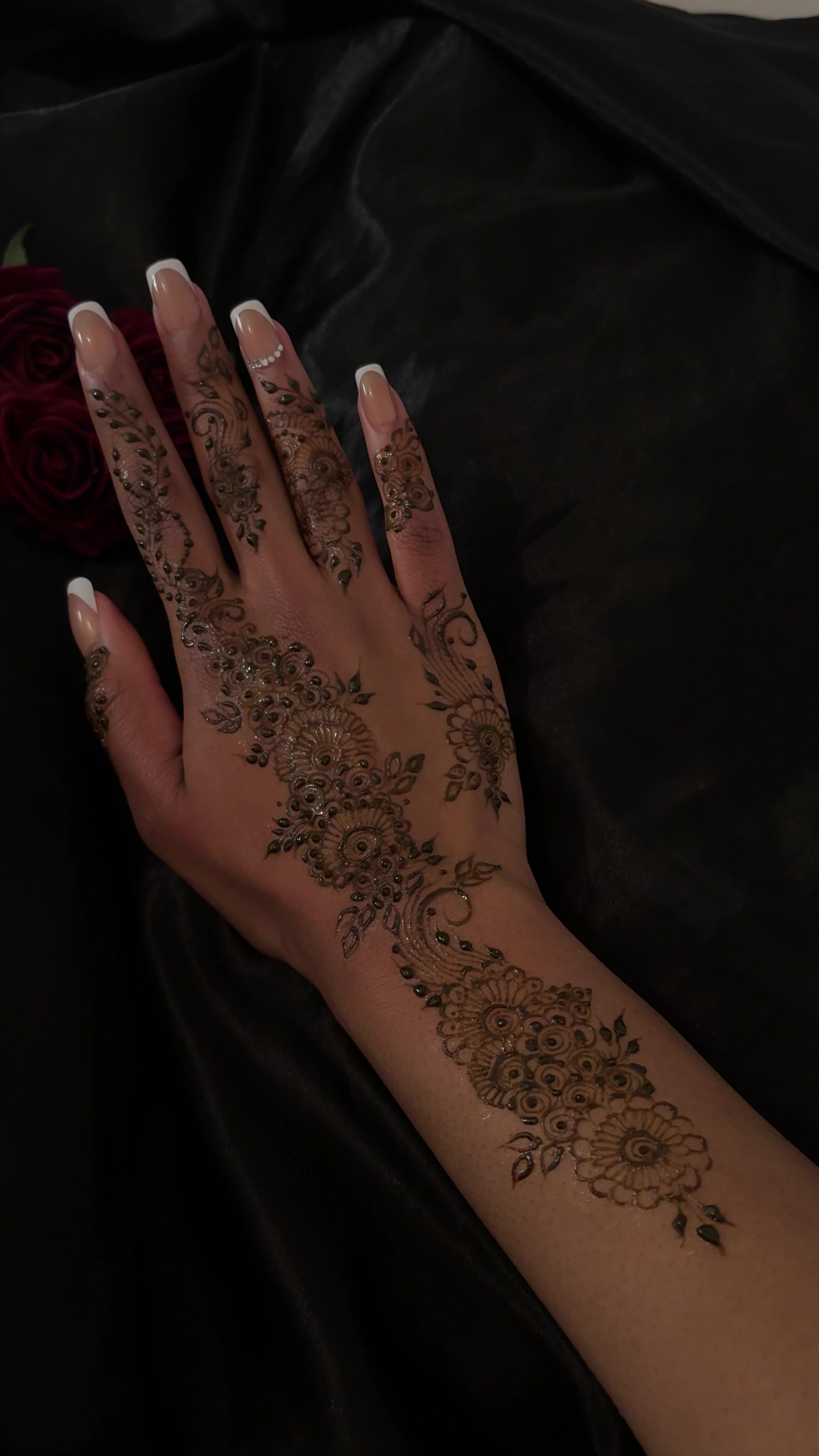 @ayshahhenna_artist