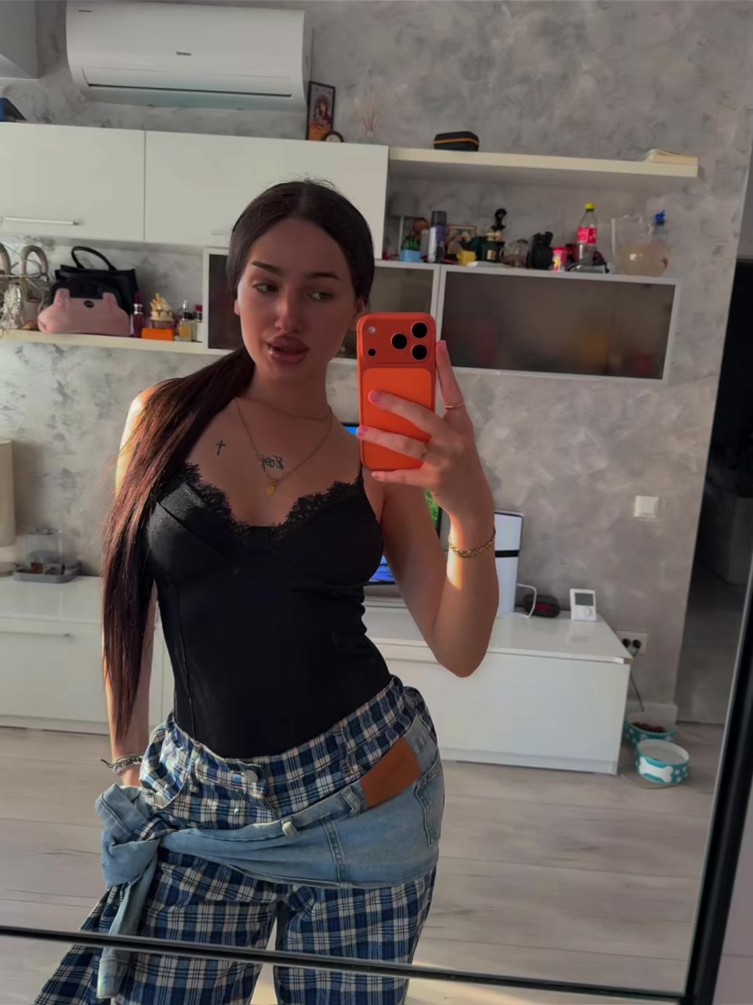 @𝒱