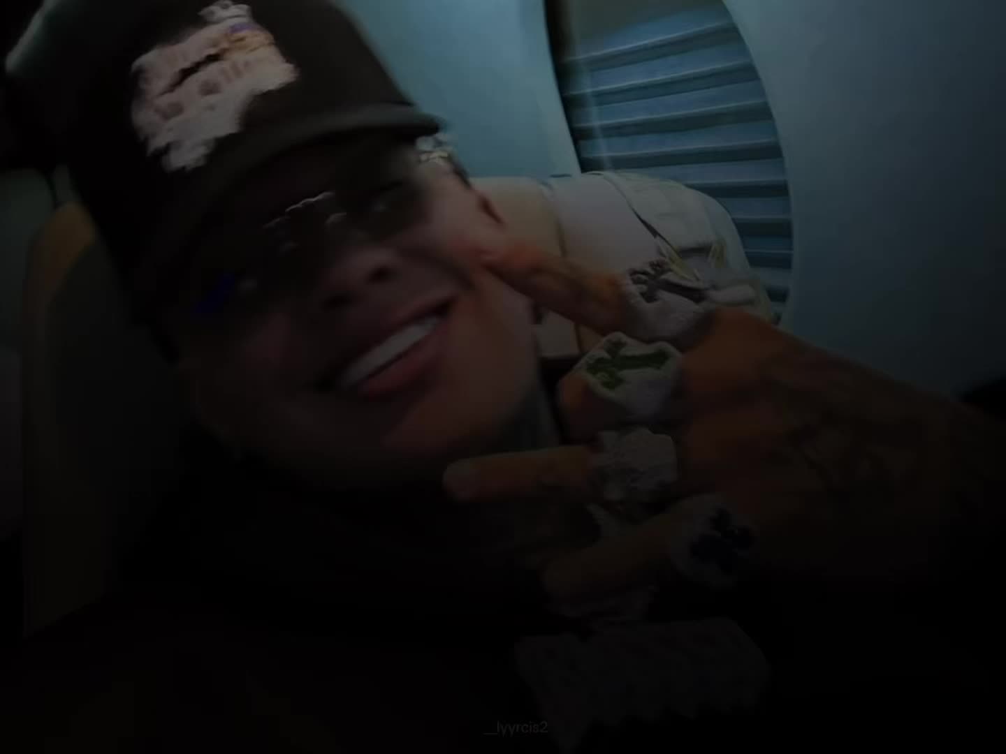 @🦦