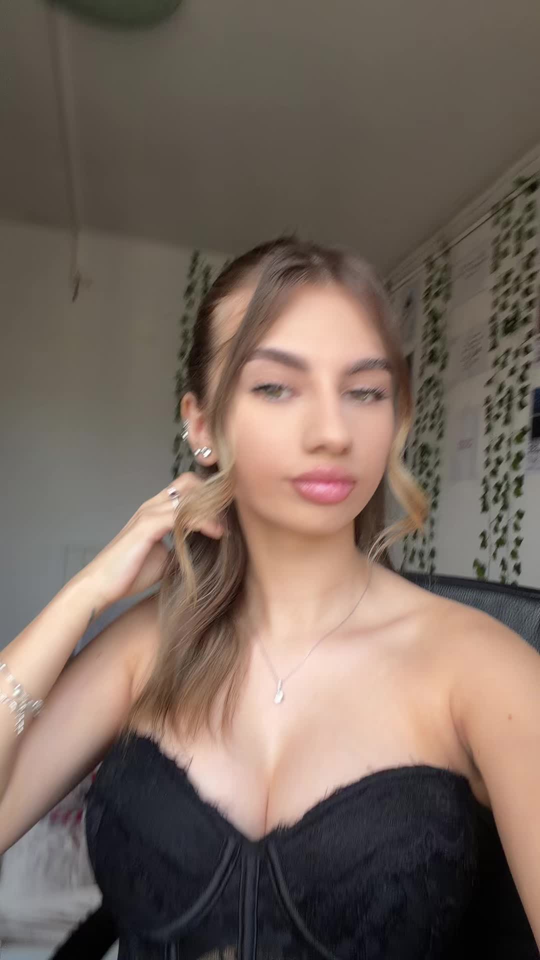 @🦦