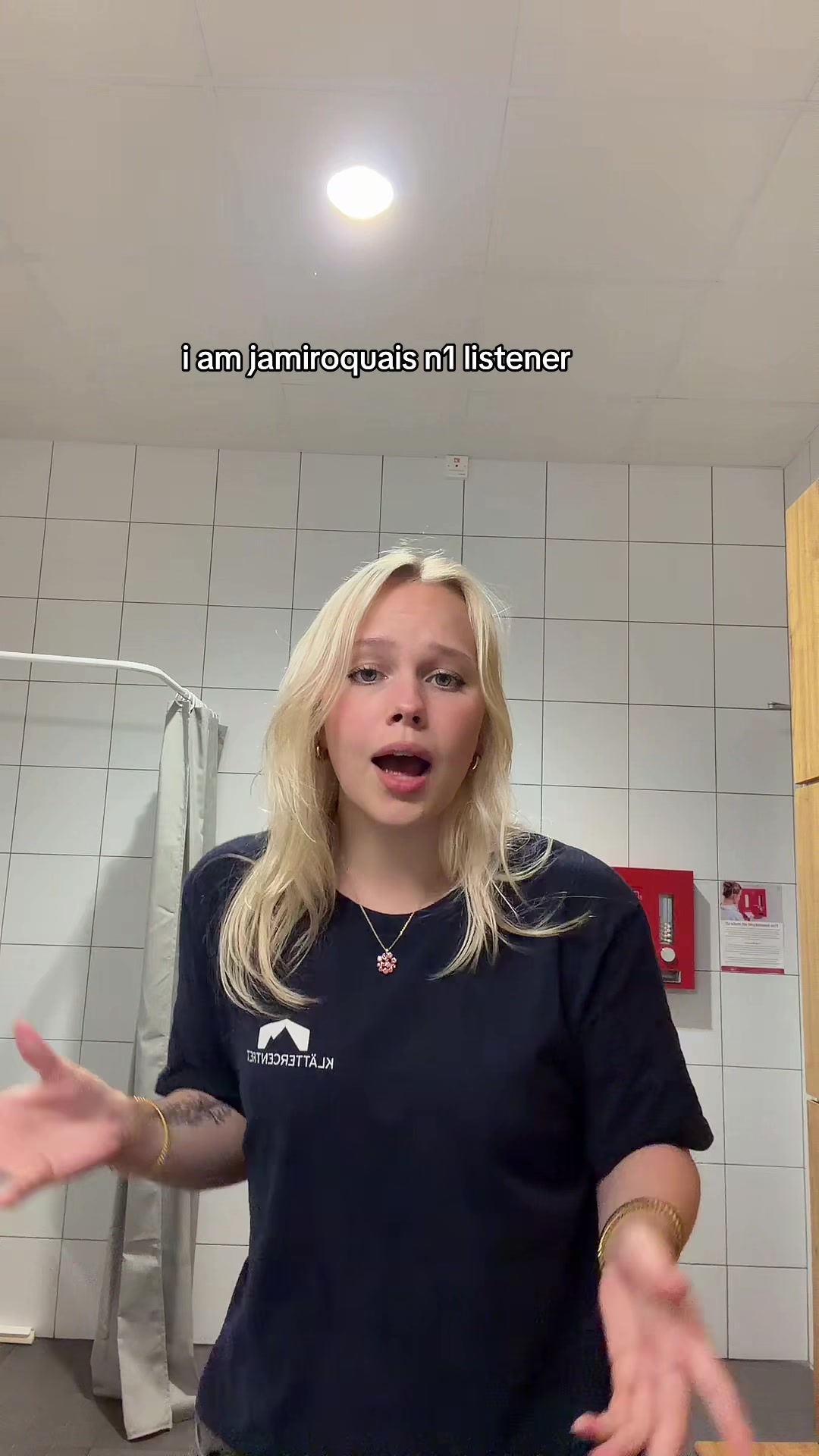 @elisedrinksalmondmilk