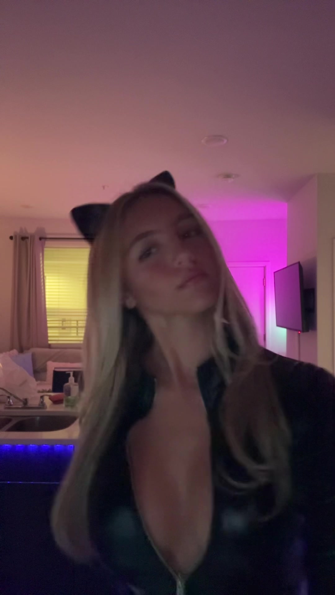 @mo