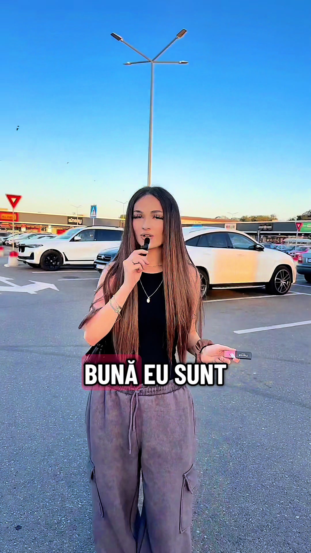 @𝒱