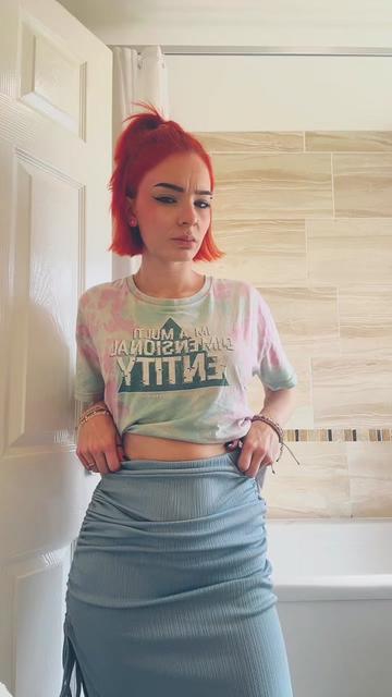 @Chloe Sky 👽🖤🧝🏻♀️