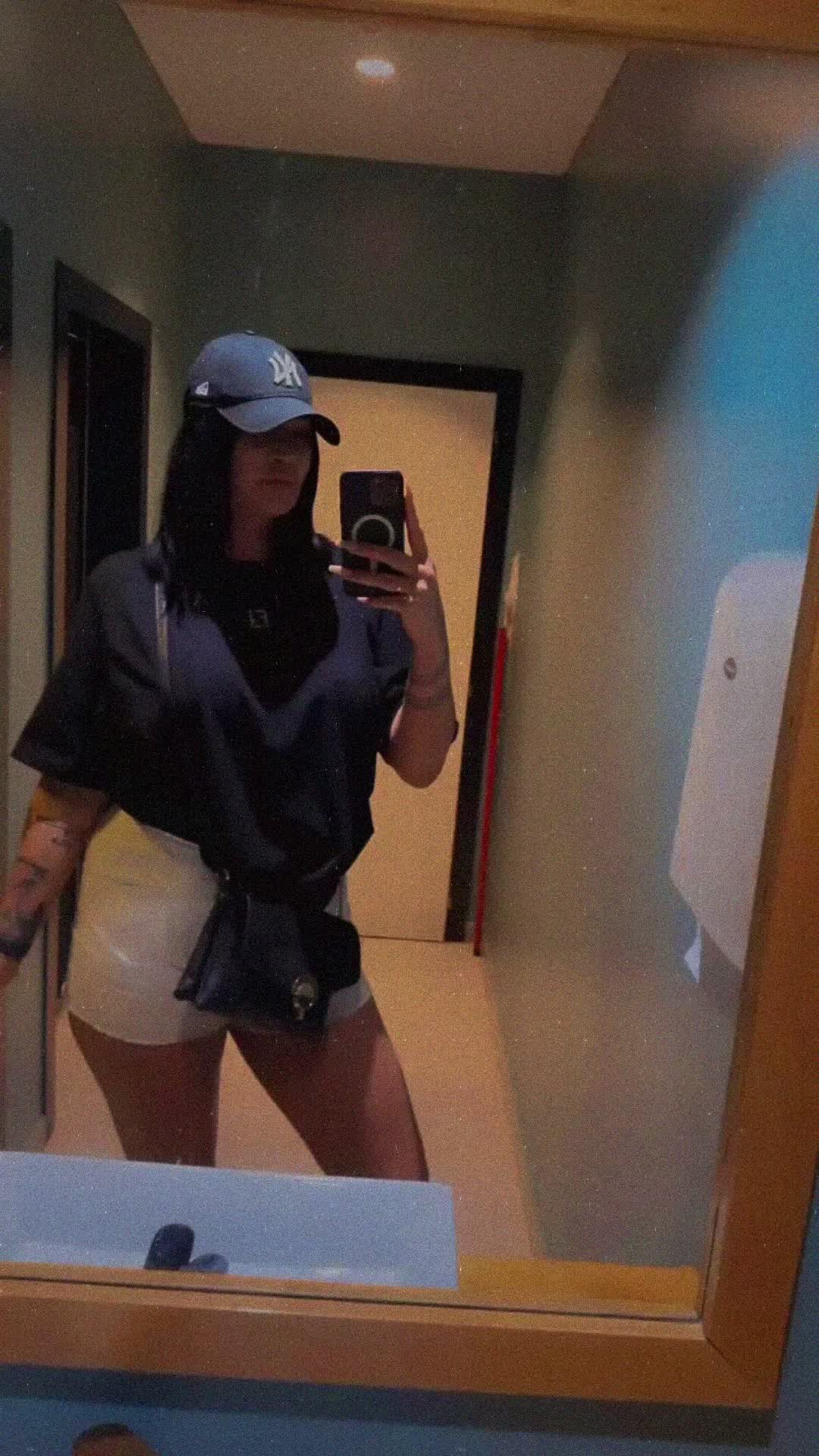 @Adriana Laura727