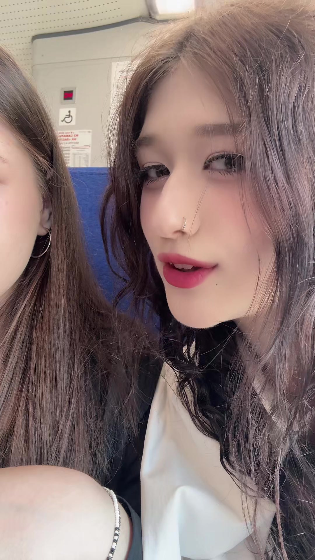 @^_<