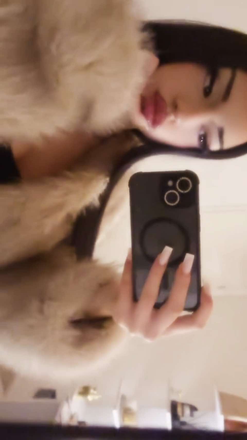 @𝑎𝑛𝑖𝑠𝑎