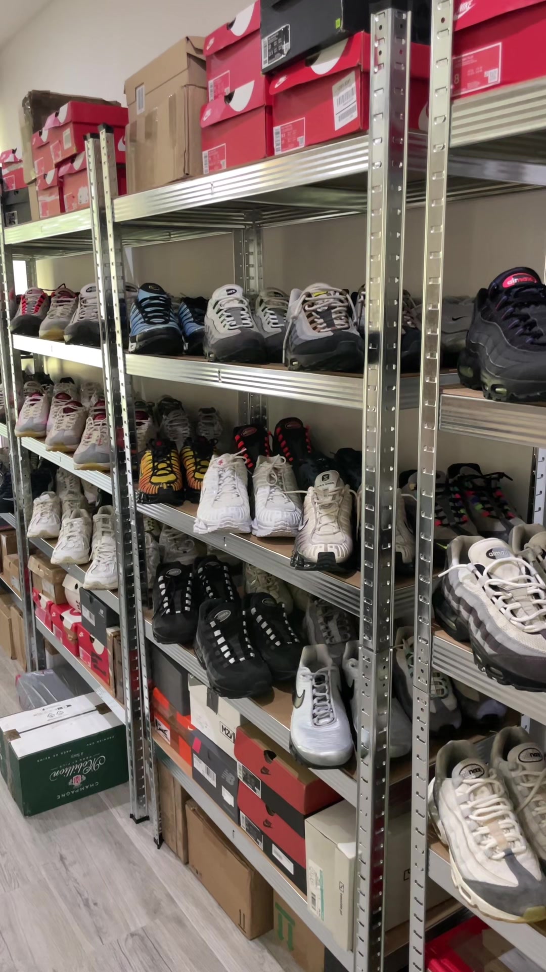 @atom👟