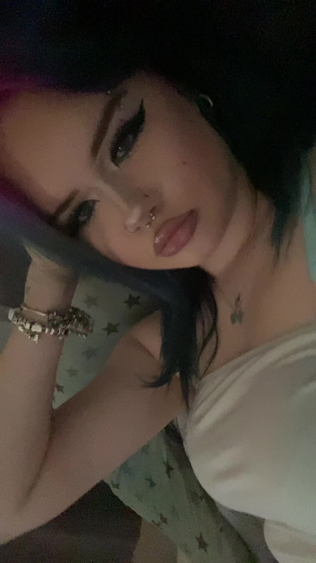 @𝐄 𖣂.