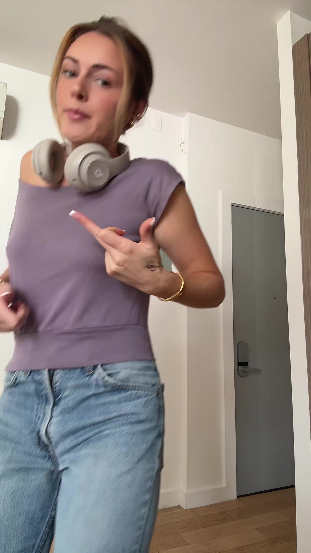 @🧍🏼♀️