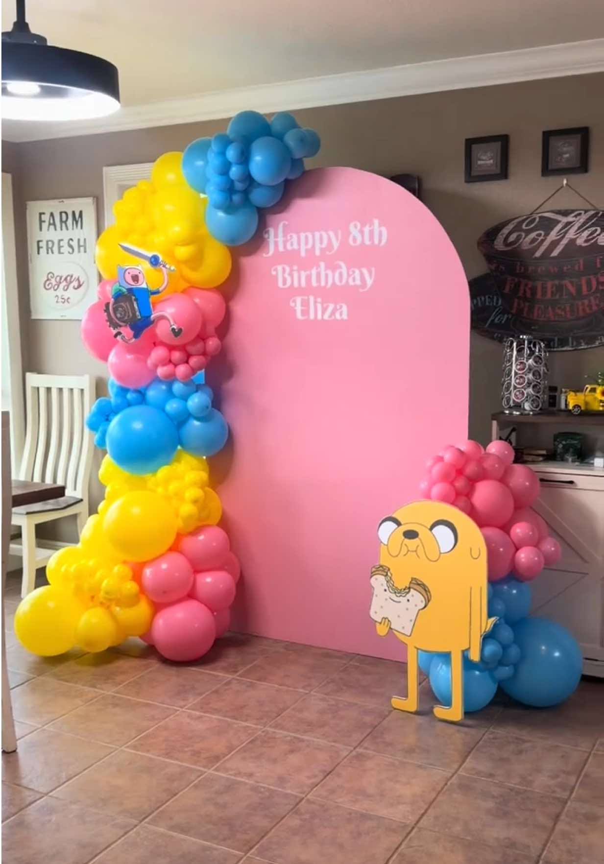 @HowdyHaleys | Balloon Decor