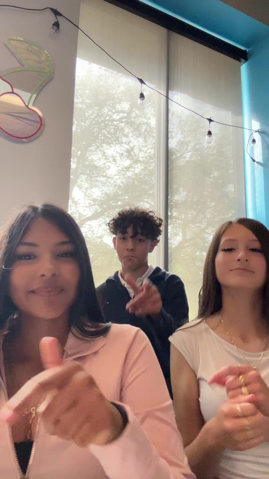 @🚶🏽&zwj;♀️&zwj;➡️