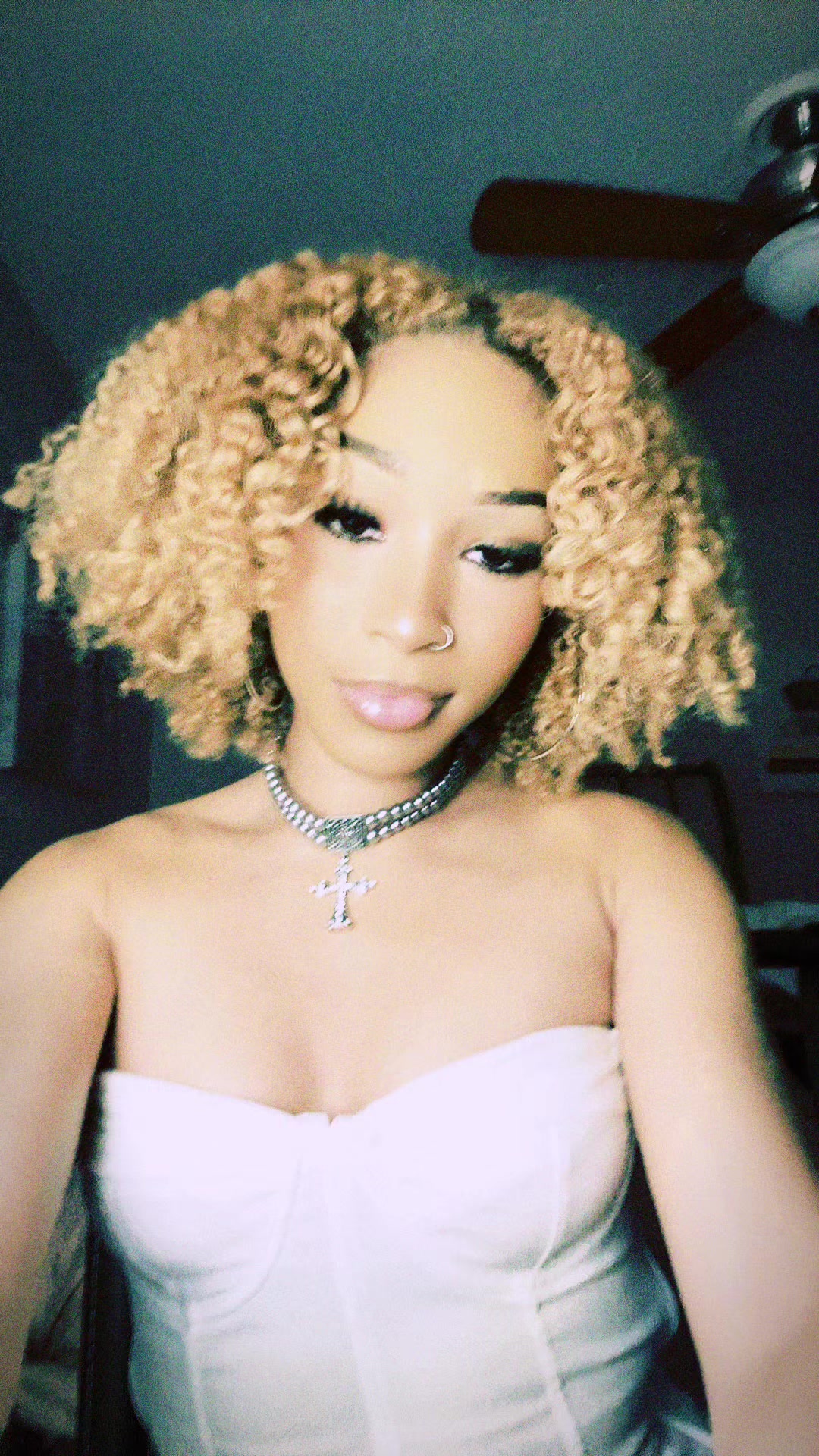 @Anisa| The Blonde hair girl