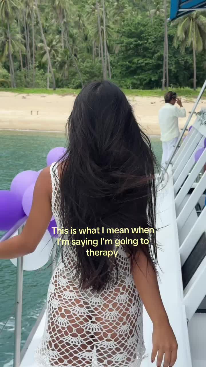 @larafromthailand