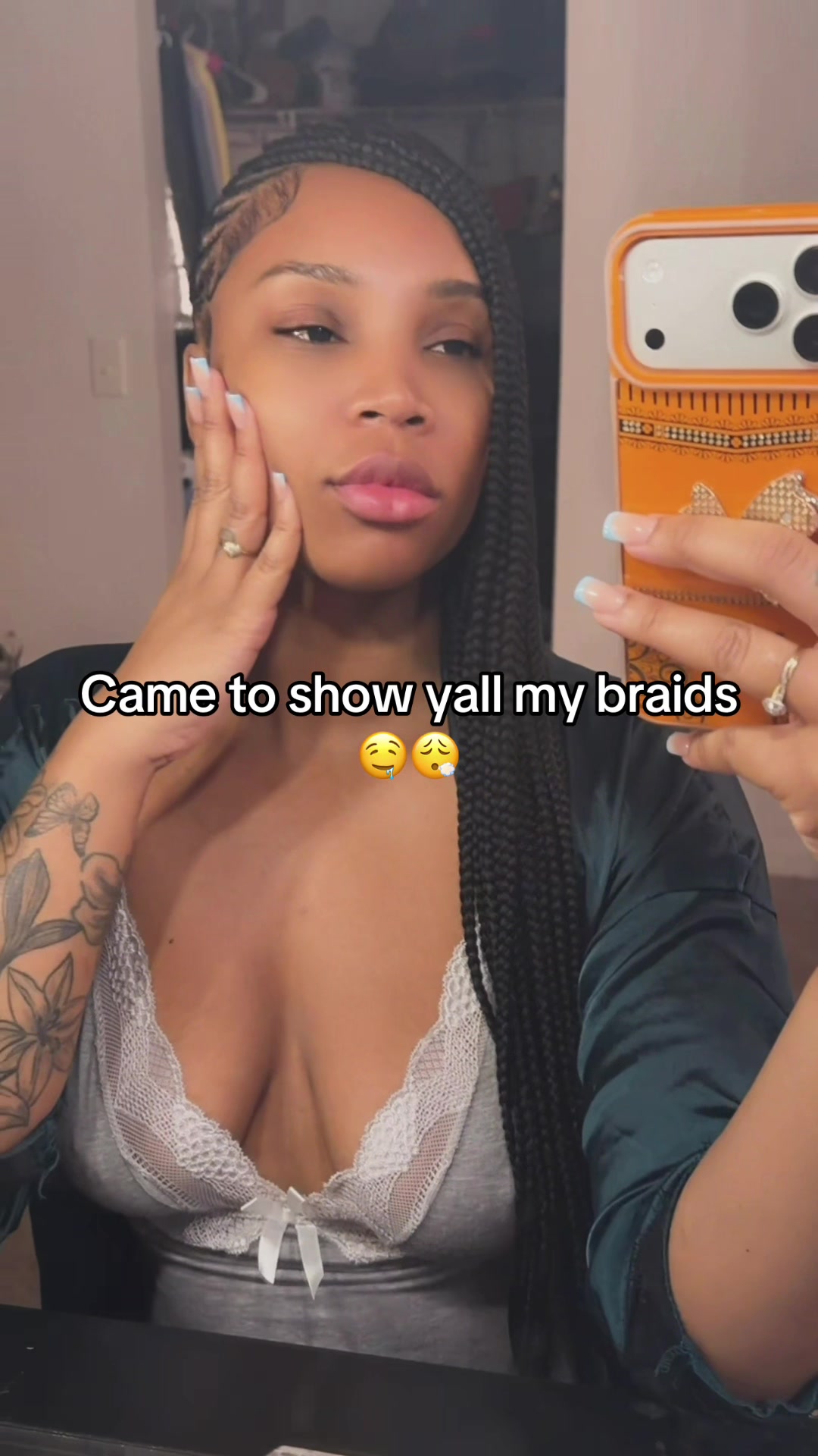 @Trayvia