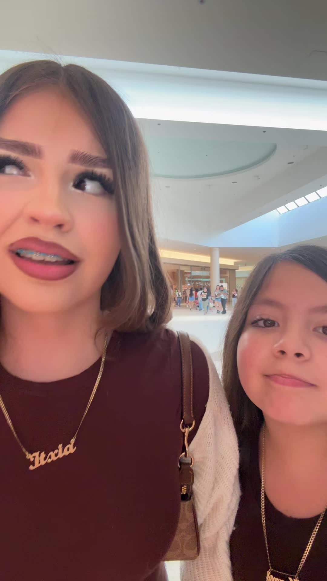 @Deliciaasisters