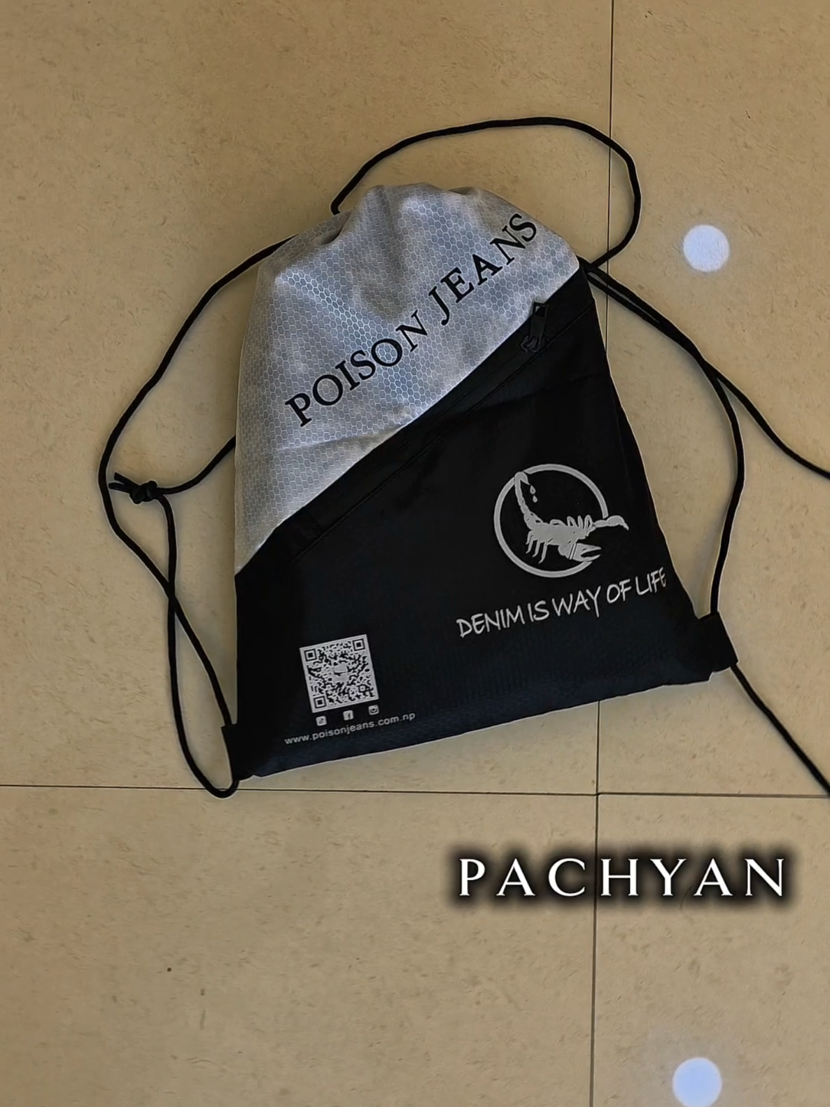 @पछ्याण wears