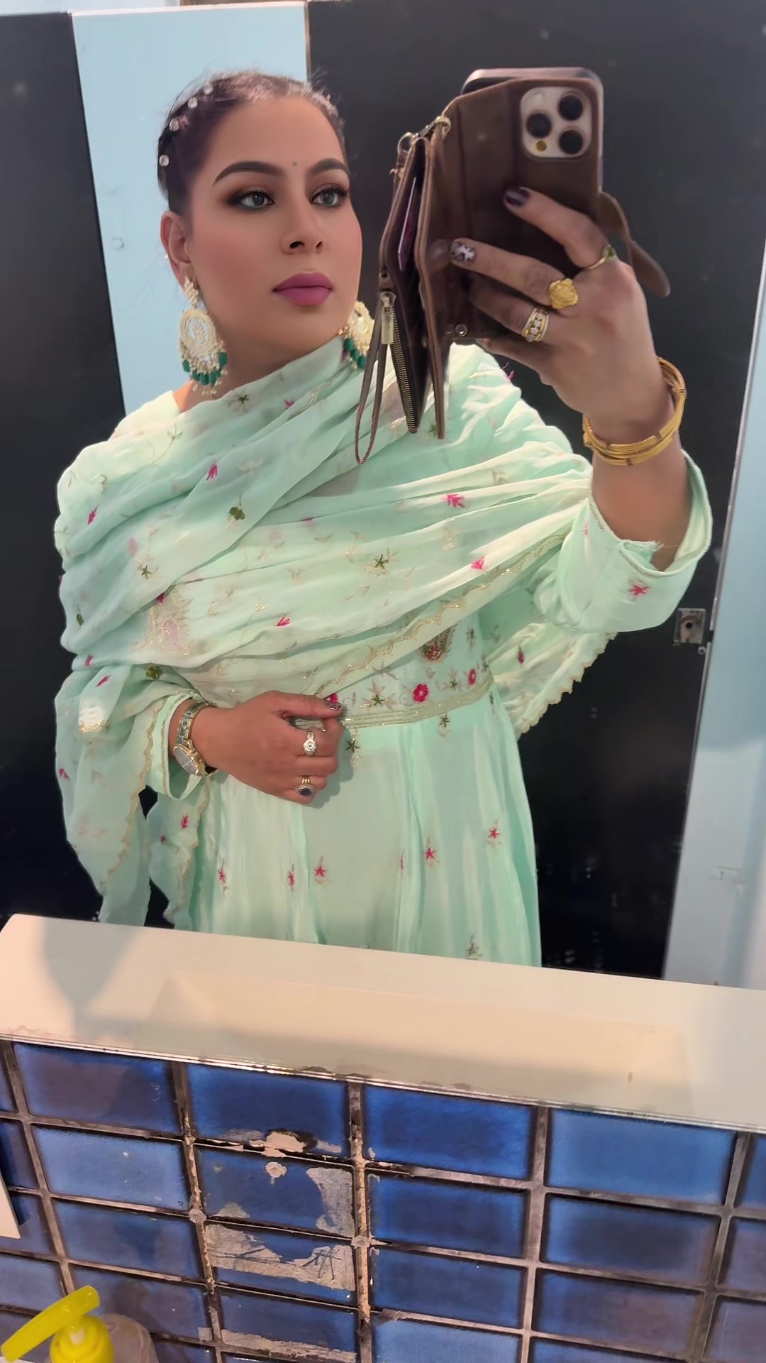 @Adelaideਆਲੇ