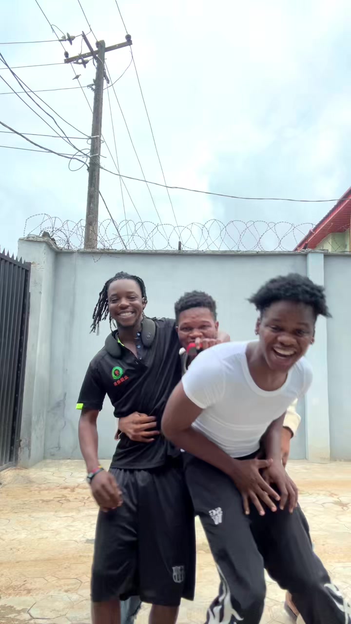 @Eizzyboi 💫AKOLADE 🌍