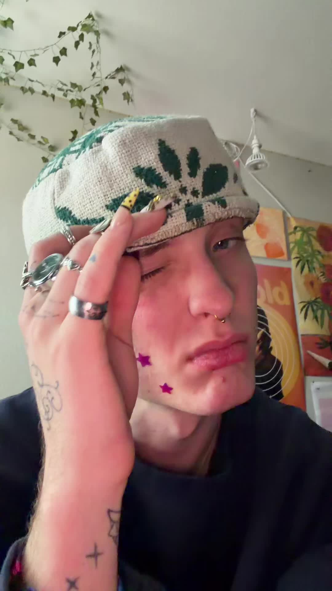 @🫂