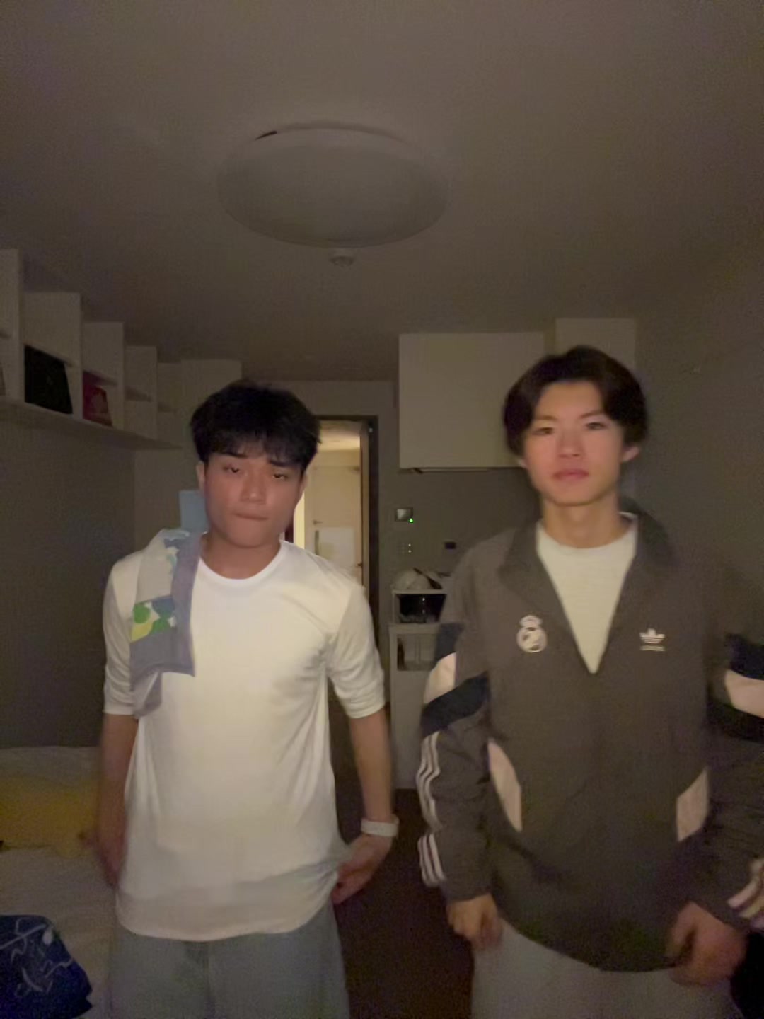 @デセン