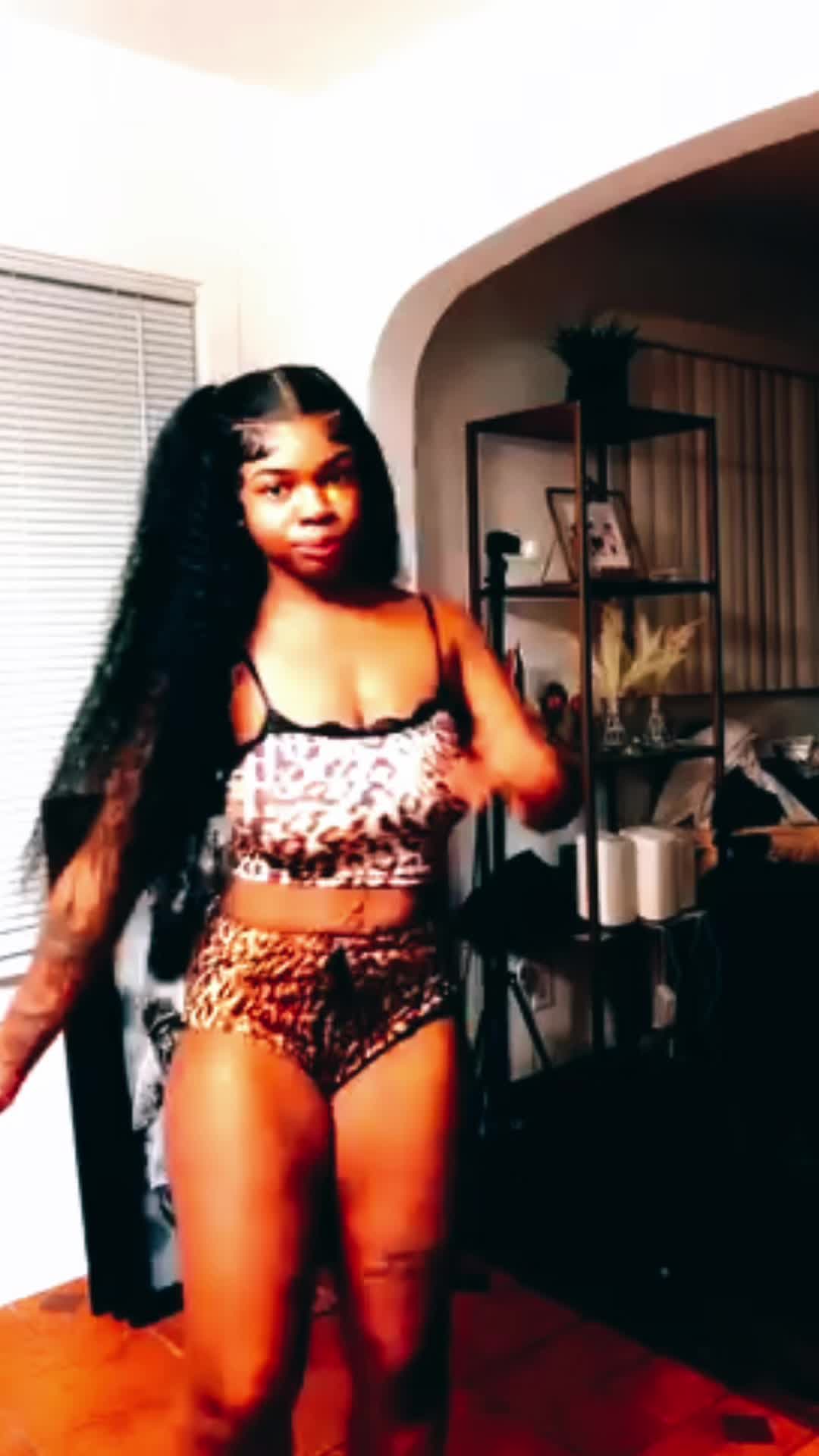 @theyadorejamelia