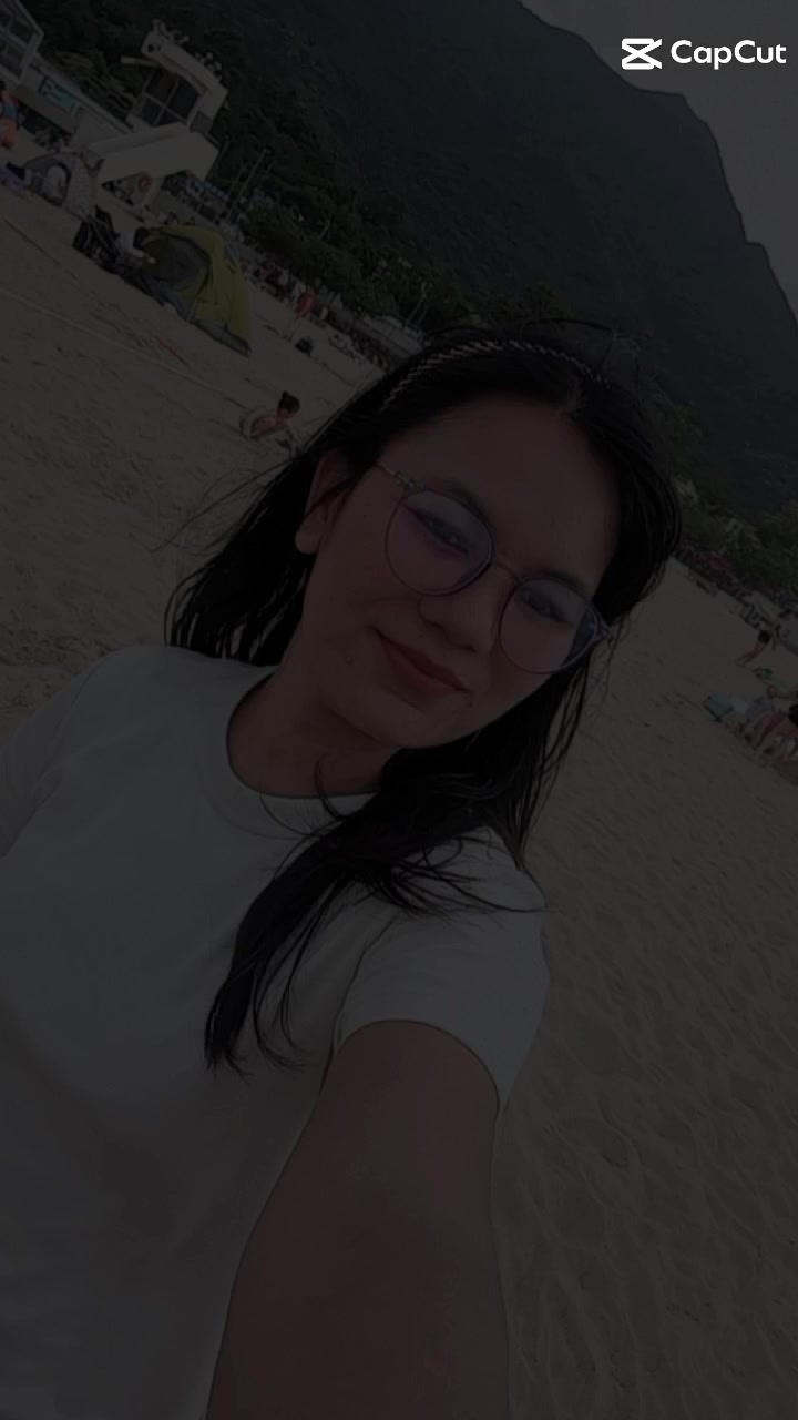 @Lela_