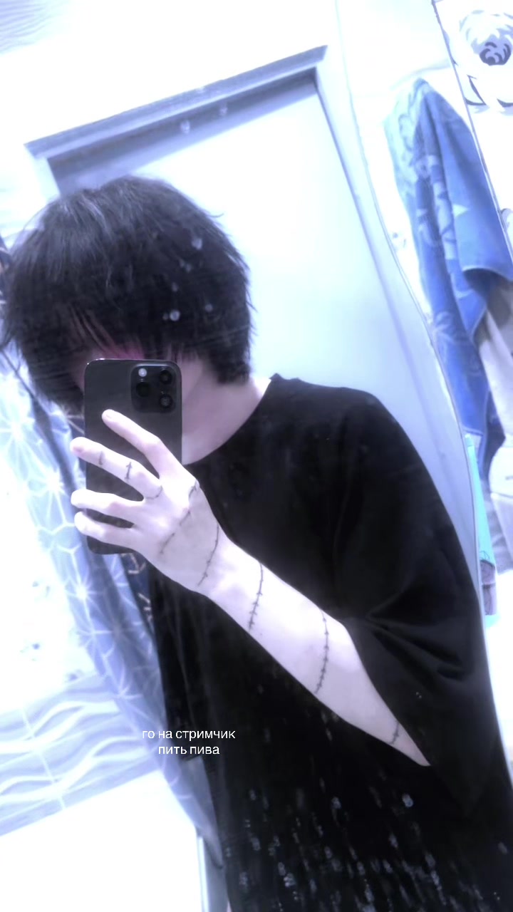 @>.<