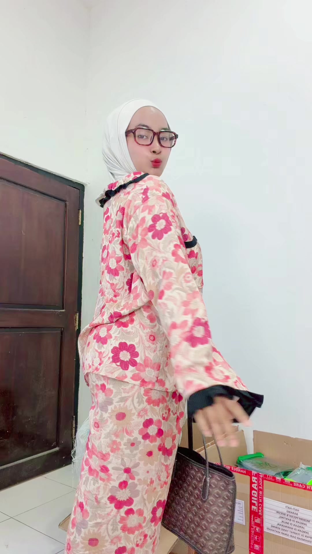 @Tania_