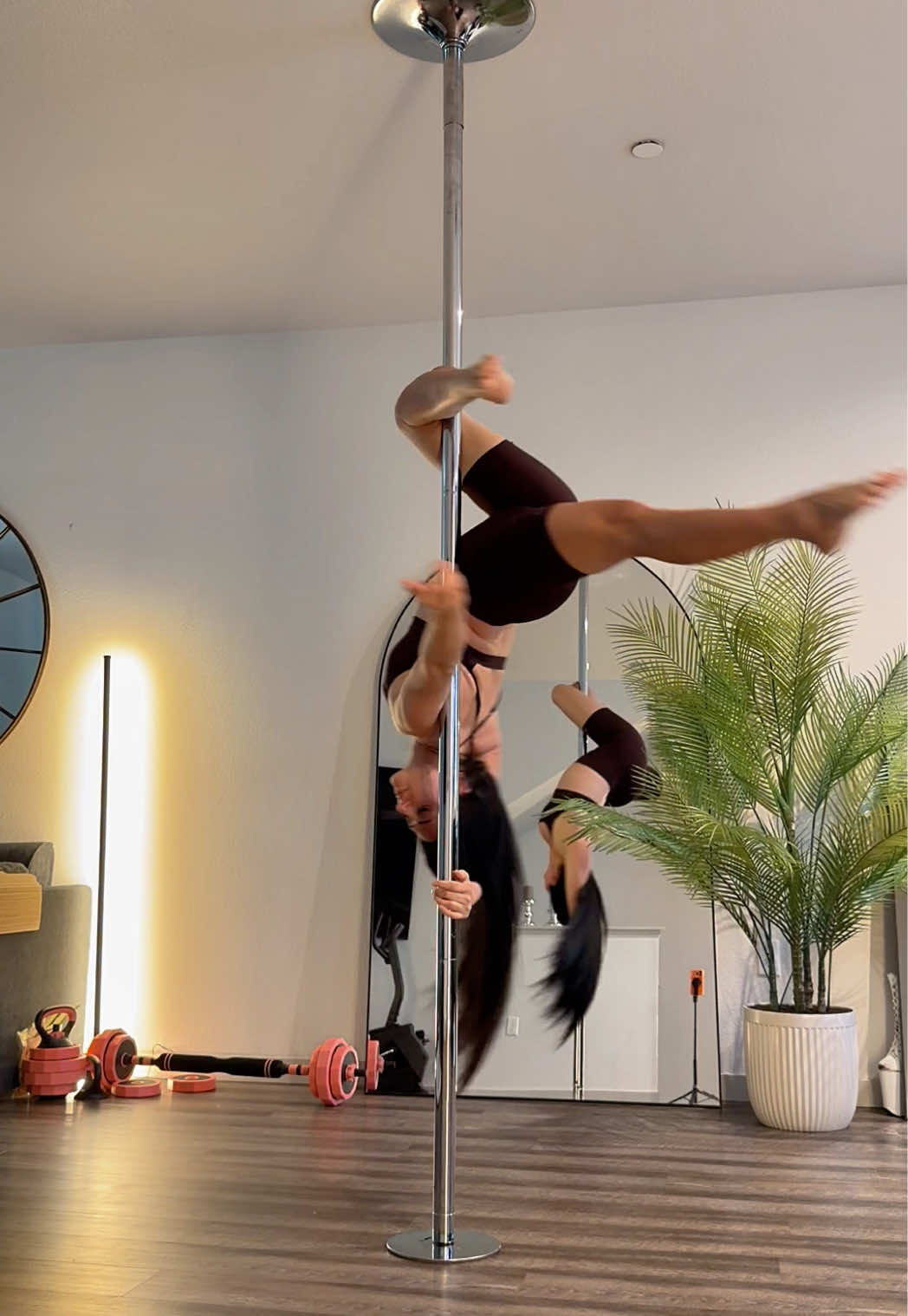 @ElaPoleDance