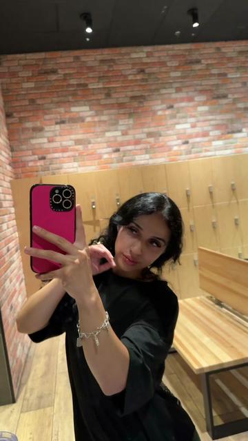 @•