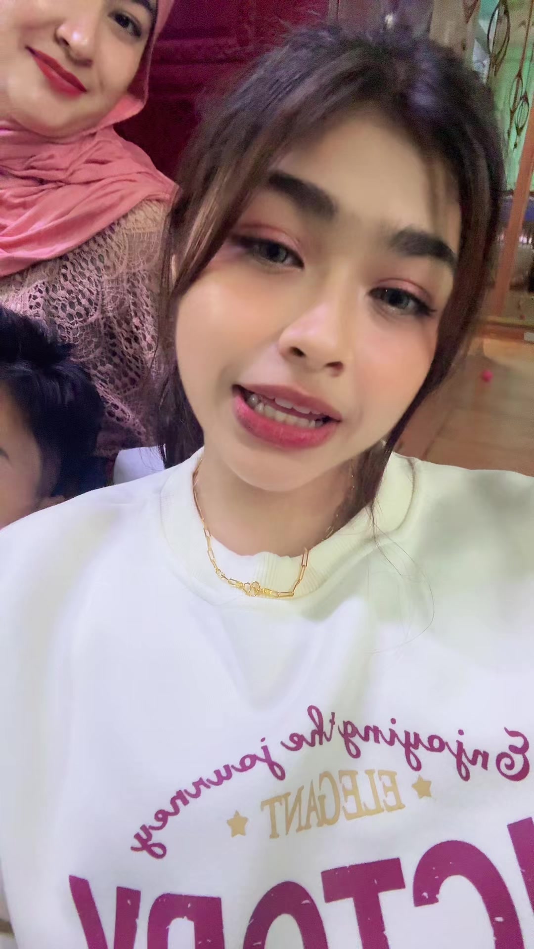 @𝑷𝑨𝑹𝑰🦋(Makeup Artist)