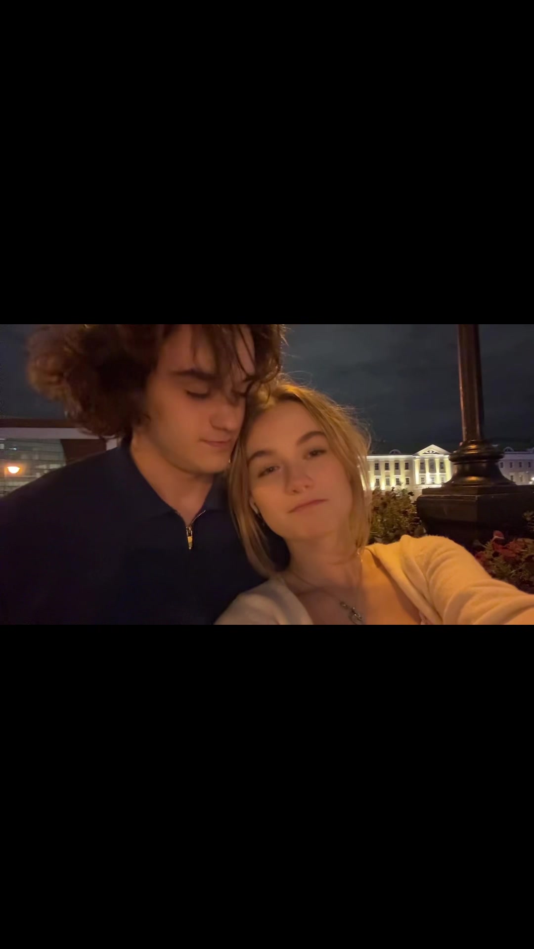 @Мерлин Монро на остановке