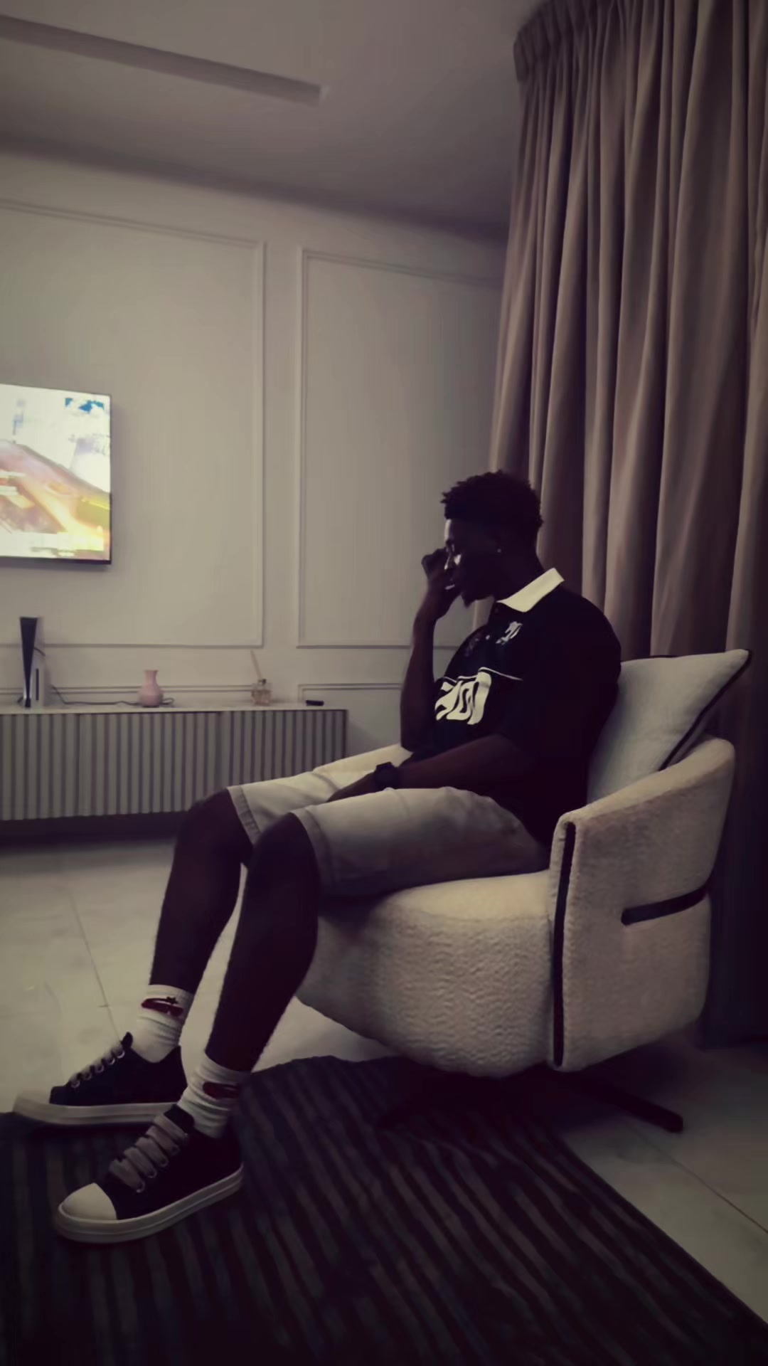 @ᴀᴅᴇʏᴇᴍɪ 🤴🏾💚