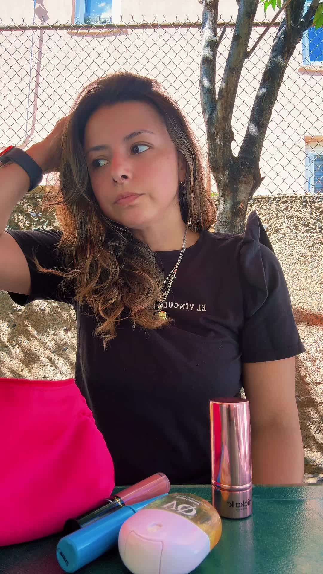 @LaColombiana.com