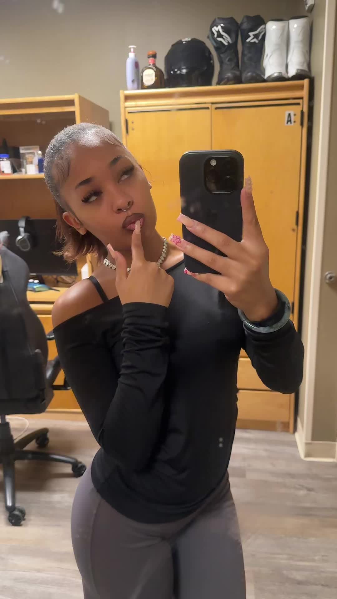@🫦