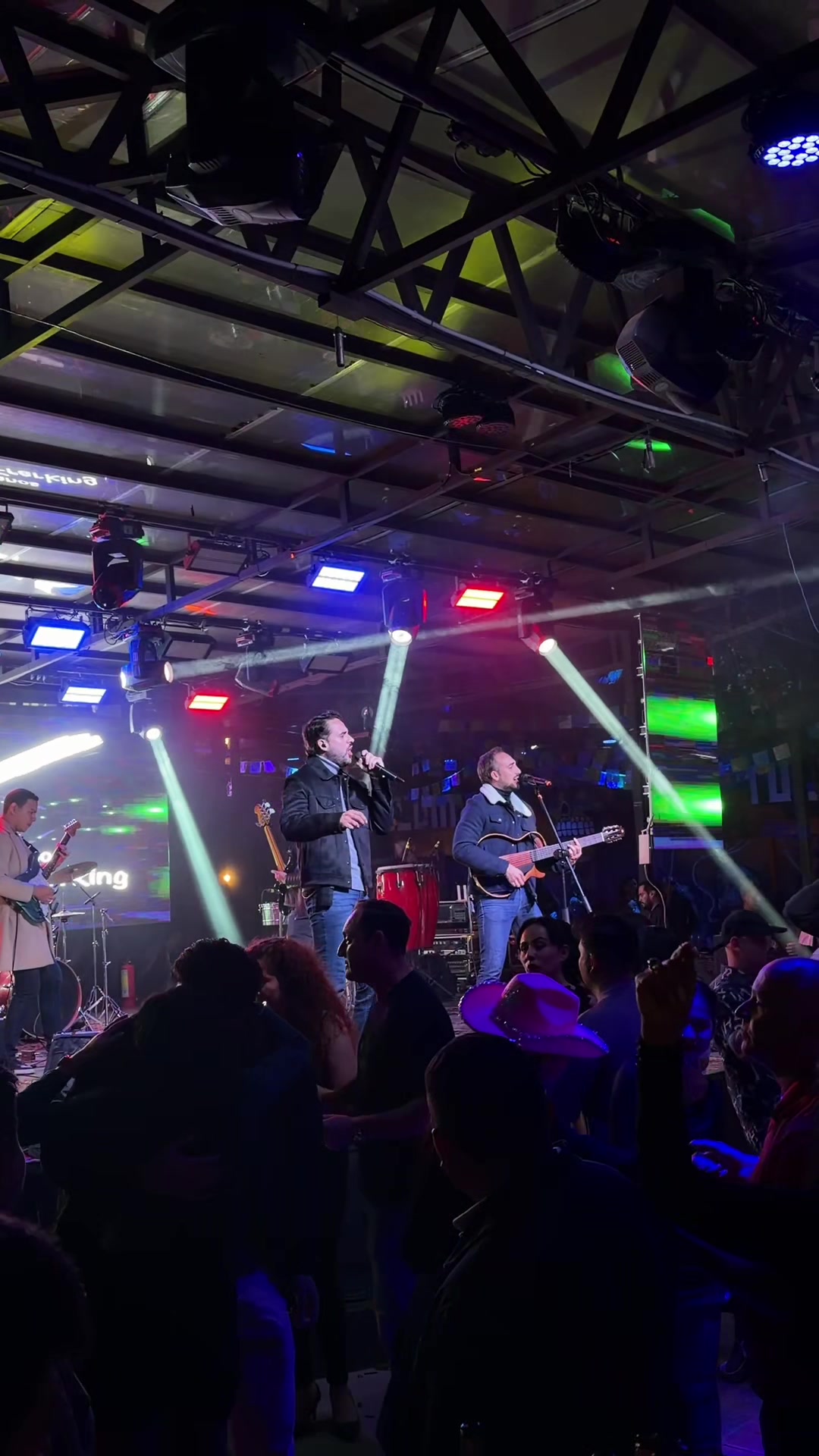 @Hermanos Barbery Oficial