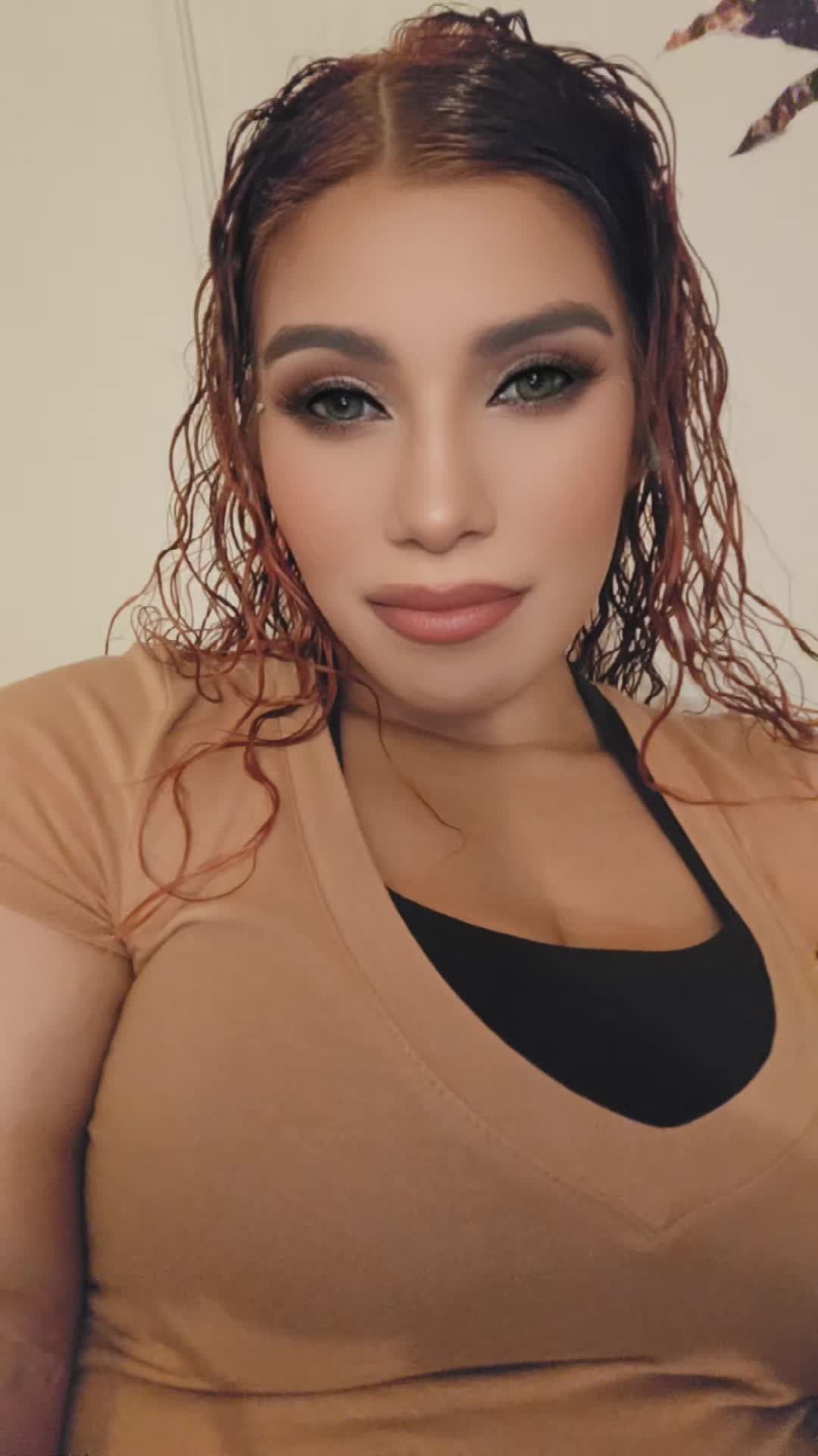 @Hon3yB33