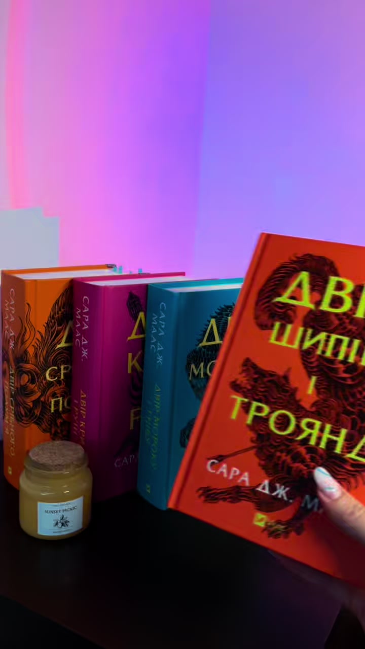 @Lika is reading📚✨