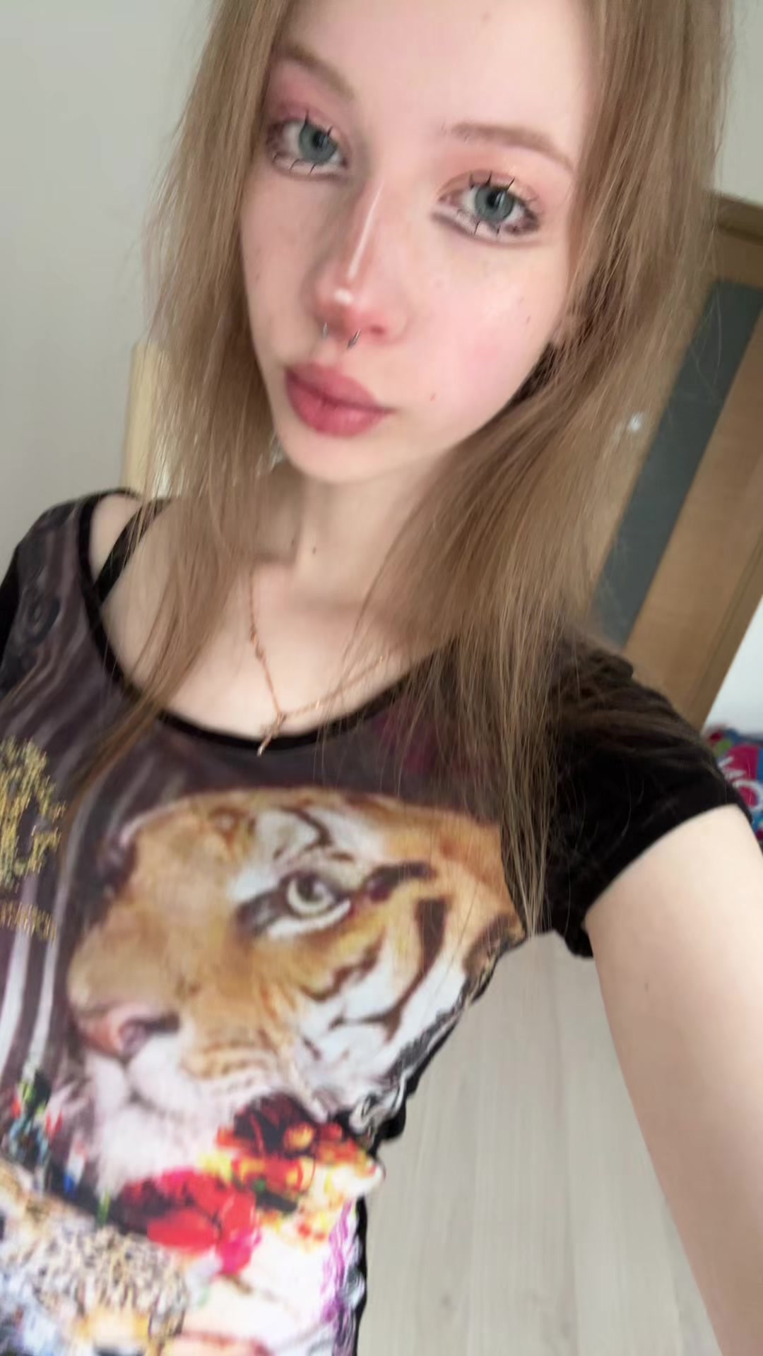 @>_*