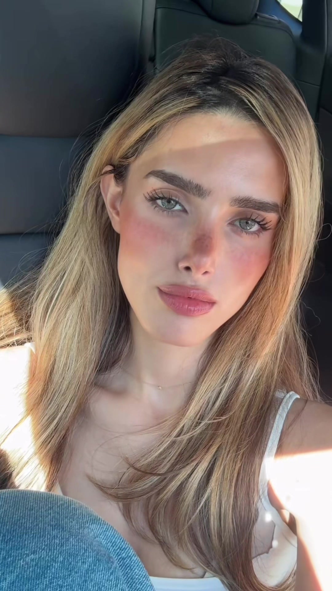 @Adora