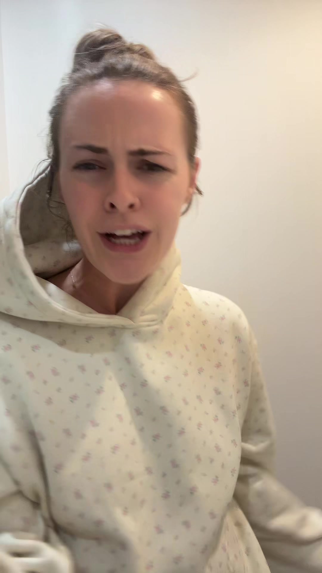 @🧍🏼&zwj;♀️