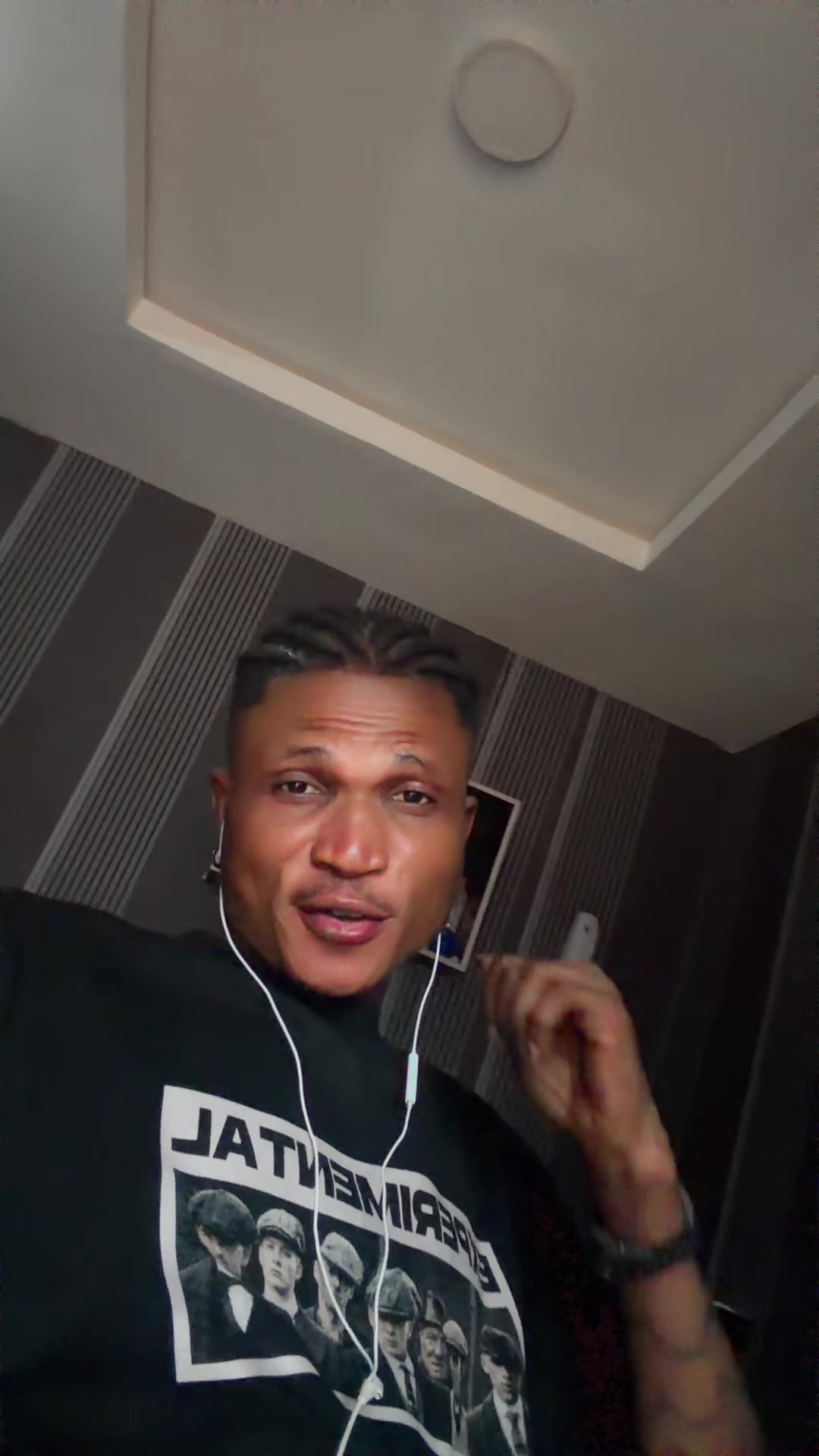 @Mobolaji✌️☮️