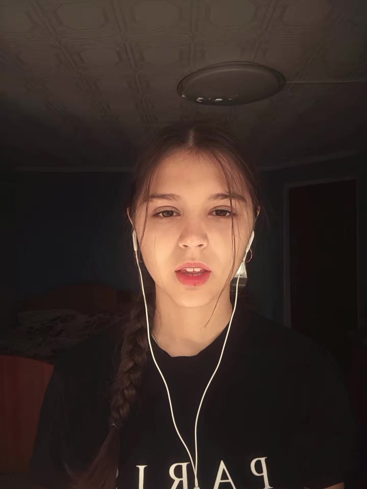 @)