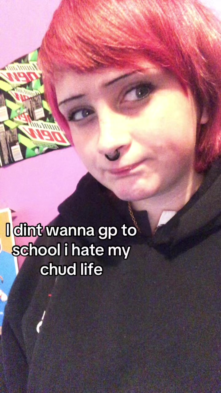 @PЯAWN 🧟♀️🧠