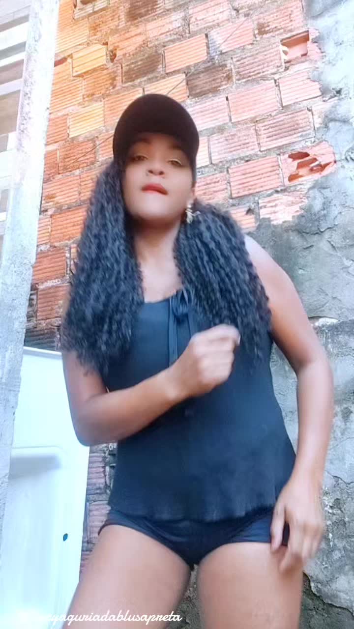 @Lucy a guria da blusa preta