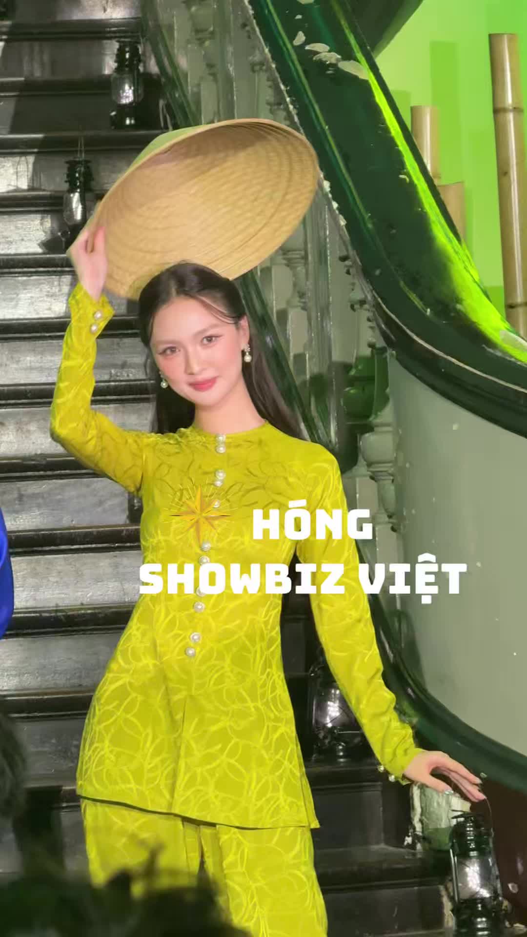 @H&oacute;ng Showbiz Việt