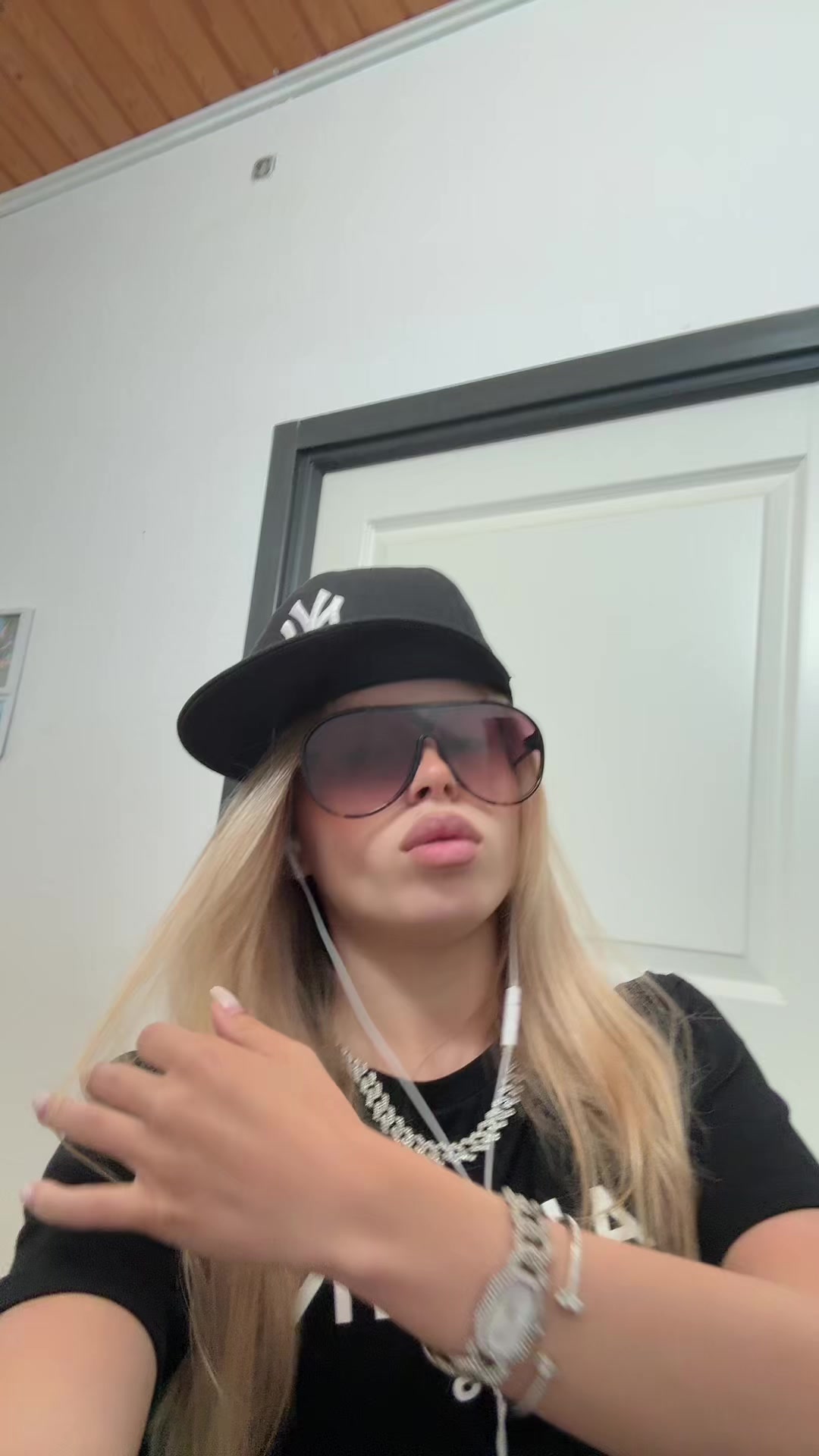 @lizzitak
